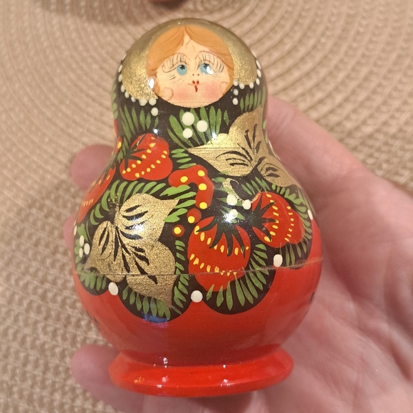 Babushka Matrioschka Folklore Golden Red Woman 5pcs. Strawberry - Picture 2 of 8